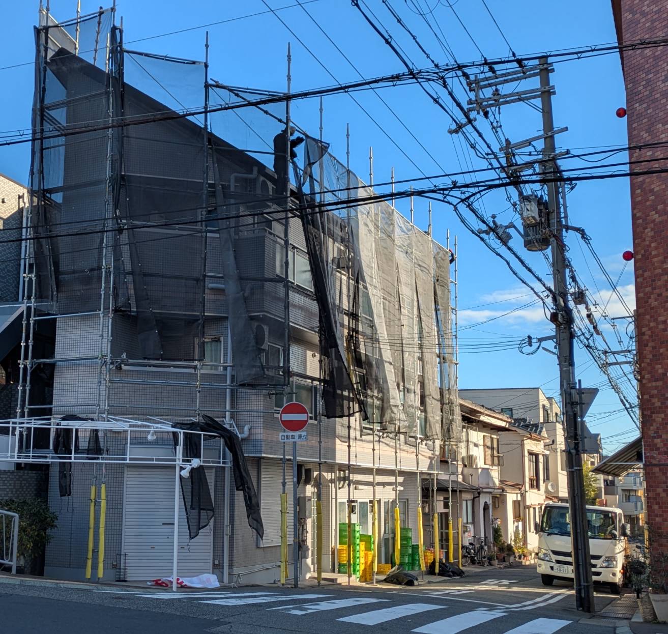 足場・養生シートでの塗装工事中