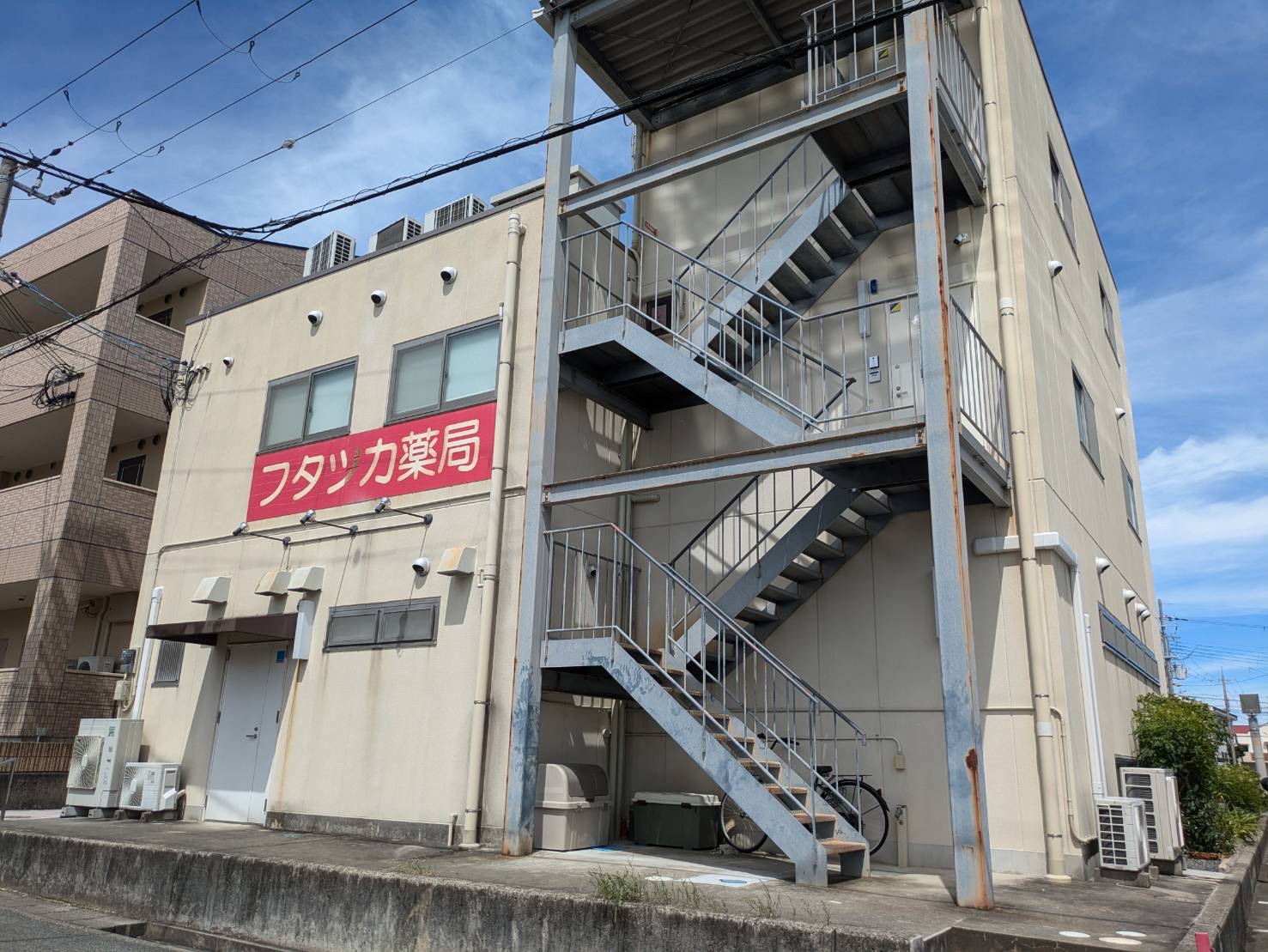 塗装前の建物全景（階段含む）