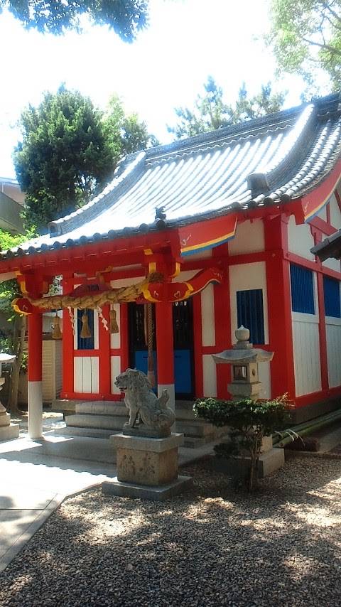 塗装後の鮮やかな神社社殿