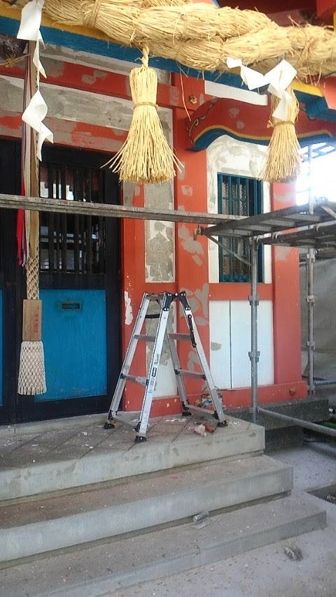 神社社殿の塗装工事中